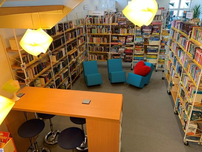Bücherregale und gemütliche Sitzmöbel