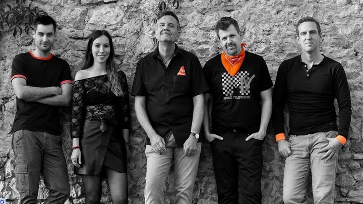 Fünf Menschen in schwarz-weiß mit orangefarbenen Accessoires